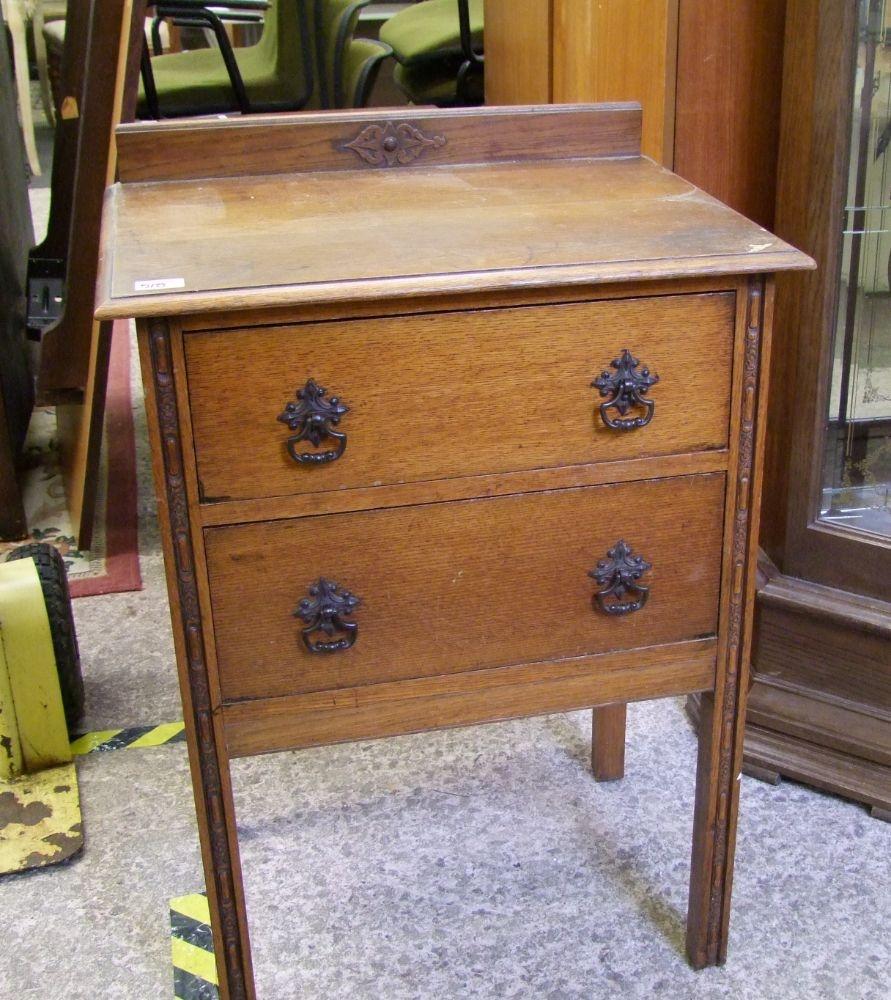 Oak chest of two drawers: height 89cm x width 61cm x depth 45cm