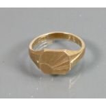 9ct gold gents Signet ring: Size U, 5.7g.