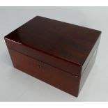 Mahogany humidor / cigar box: A fine quality box measuring 21cm x 14cm x 11cm high.