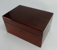 Mahogany humidor / cigar box: A fine quality box measuring 21cm x 14cm x 11cm high.
