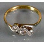18ct gold three stone Diamond ring: Size M, 3g.