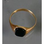 9ct gold gents Signet ring set with onyx stone: 2.1g.