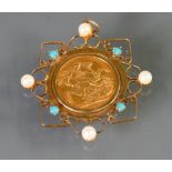 FULL Sovereign brooch set pearls and Turquoise: Gross weight 13.1g. Mount 9ct gold.