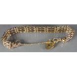 9ct gold ladies gate bracelet: 22.5g.