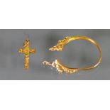 9ct gold items: 9ct gold Crucifix and broken sovereign mount, 2.5g.