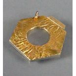 9ct gold unusual Cigar cutter pendant: Gross weight 20.7g.