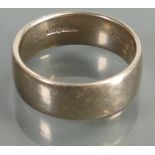 18ct white gold Wedding ring: Size R/S, 9.8g.