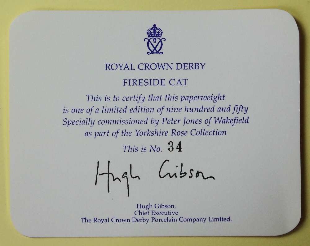 Royal Crown Derby paperweight FIRESIDE CAT 34/950: Gold stopper, certificate, first quality, - Image 3 of 4