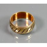 9ct gold gents Wedding ring: Size X, 8.2g.