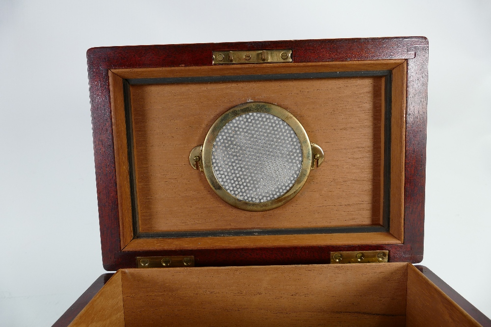 Mahogany humidor / cigar box: A fine quality box measuring 21cm x 14cm x 11cm high. - Image 3 of 5