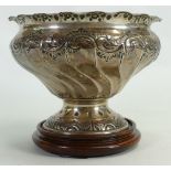 Silver footed bowl on wooden base: Hallmarked for Sheffield 1926, 315g.
