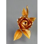 18ct gold ornate two colour gold flower & leaf brooch: Birmingham hallmark with steel back pin,
