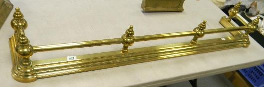Polished brass early 20th Century fire fender: length 130cm