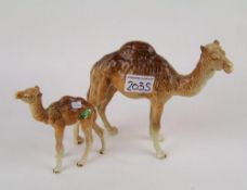 Beswick Camel 1044 and camel foal 1043 (2).