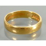 22ct gold wedding ring / band: Weight 3.4g, size L.