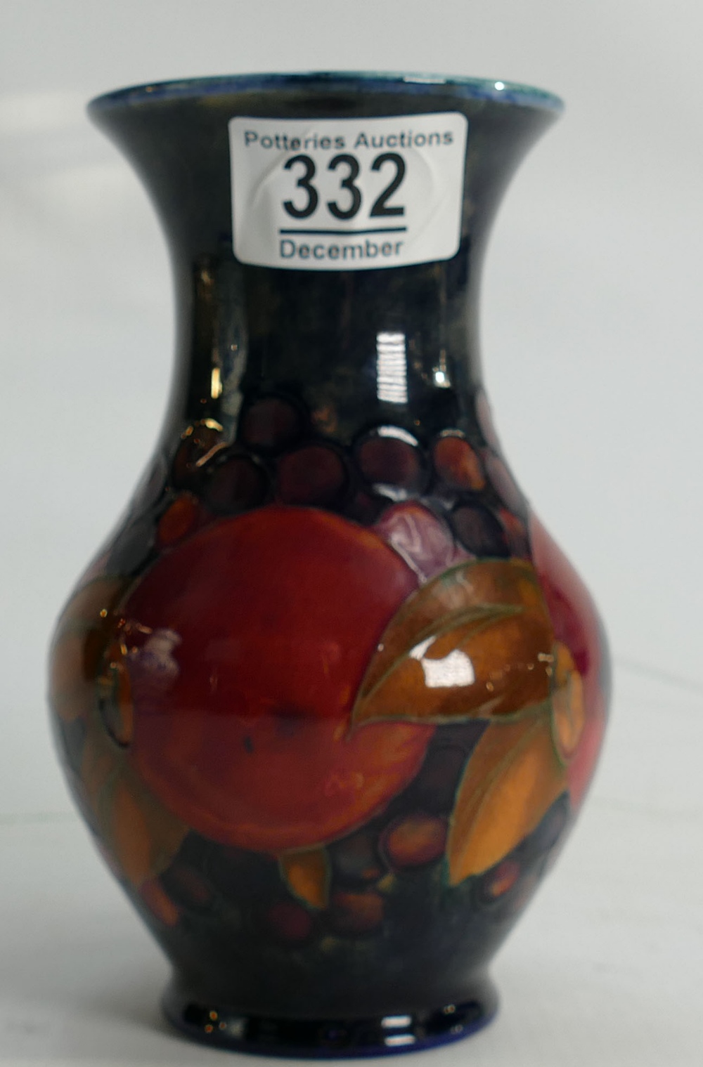 Moorcroft pottery vase in Pomegranate pattern: Standing 16cm high