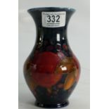 Moorcroft pottery vase in Pomegranate pattern: Standing 16cm high