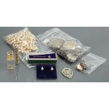 Collection of assorted jewellery & items: Includes compass, vesta case, guard chain,