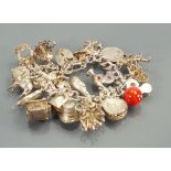 Vintage silver charm bracelet: 22 charms approx. Gross weight 79.7g.