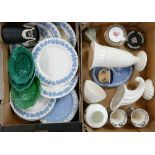 A large collection of wedgwood items to include: Queensware plates, cabbage ware plates, cream ware,