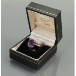 9ct and amethyst single stone ring: size M, weight 39g.
