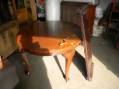 Late Victorian/early Edwardian mahogany Wind Out Dining Table: with 2 additional leaves