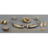 Assorted jewellery including: 2 pairs gilt earrings, gilt chain with stones, 3 costume brooches,
