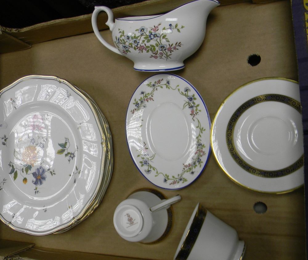 A mixed collection of items to include: Wedgwood Rosemeade patterned dinner plates,