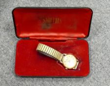 Smiths 9ct gold gents wrist watch: De luxe 15 jewels, measuring 30mm wide excluding button.