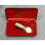 Smiths 9ct gold gents wrist watch: De luxe 15 jewels, measuring 30mm wide excluding button.