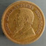 1895 South Africa half pond 22ct gold coin: Weight 4g.