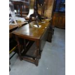 Oval gateleg table.