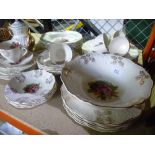 Quantity of floral decorated tea and dinnerware