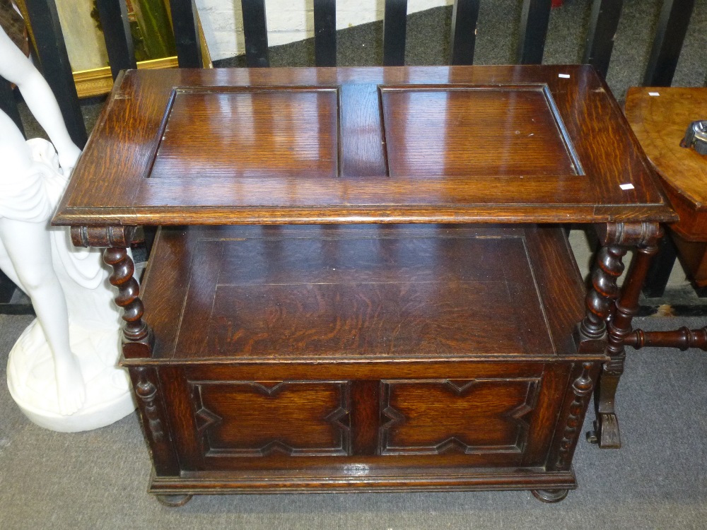 A 1930's oak monks bench with barley twist supports - Image 2 of 2