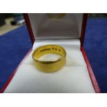 22ct yellow gold wedding band with reeded decoration, stamped 22, size N, 5.6g