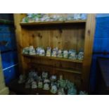 Large quantity of mostly Lilliput Lane model cottages, some boxed