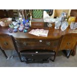 Large mahogany Serpentine front sideboard with central drawer and cups on tapered supports