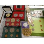 Two trays of 20th Century worldwide coins to incl. United States proof sets, some Franklin Mint