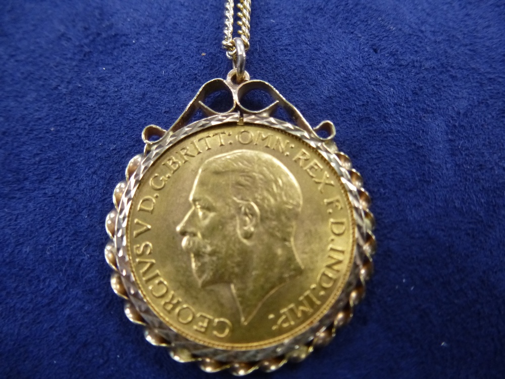 9ct yellow gold neckchain marked 9K, weight approx 4.5g with a full Sovereign pendant dated 1932, in - Image 4 of 4