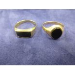 Two gents signet rings inset with jet panels, marked 375, size Z, weight 6g
