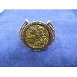 Gents sovereign ring, set with 1910 Sovereign in horseshoe mount ring marked 375 - AF, total item