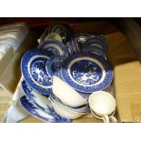 Box of blue and white china incl Willow pattern tableware