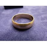 9ct yellow gold wedding band, size U/V, approx 4.8g marked 375
