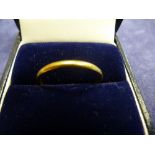 22ct yellow gold wedding band, marked 22, size R/S, weight approx 2.3g