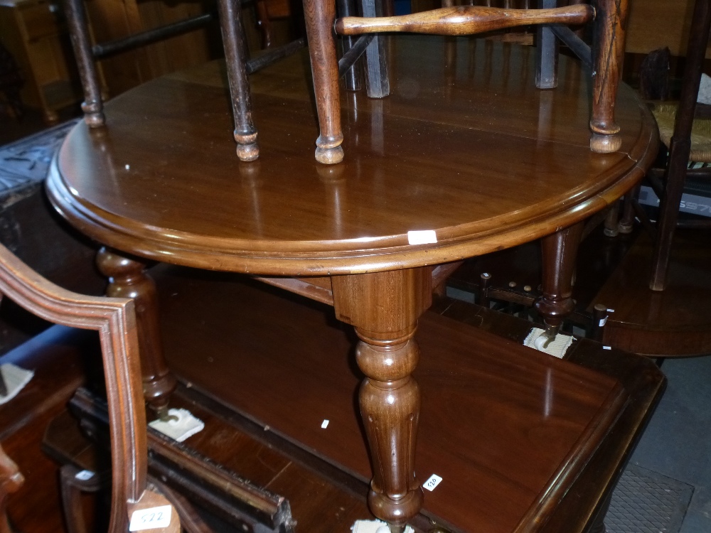 Victorian mahogany circular extending table on turned supports, 2 leaves