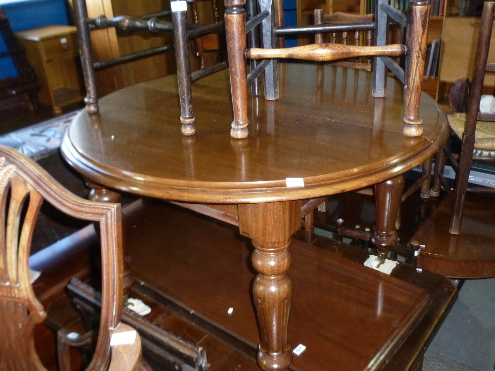 Victorian mahogany circular extending table on turned supports, 2 leaves - Image 2 of 2