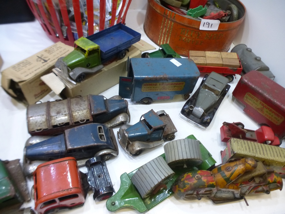 A quantity of vintage tin toy vehicles - Image 4 of 4