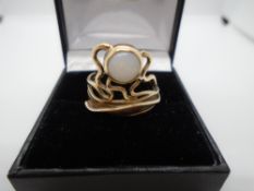 9 carat gold ladies ornate ring containing a single Opal - gross weight approx 3.7g