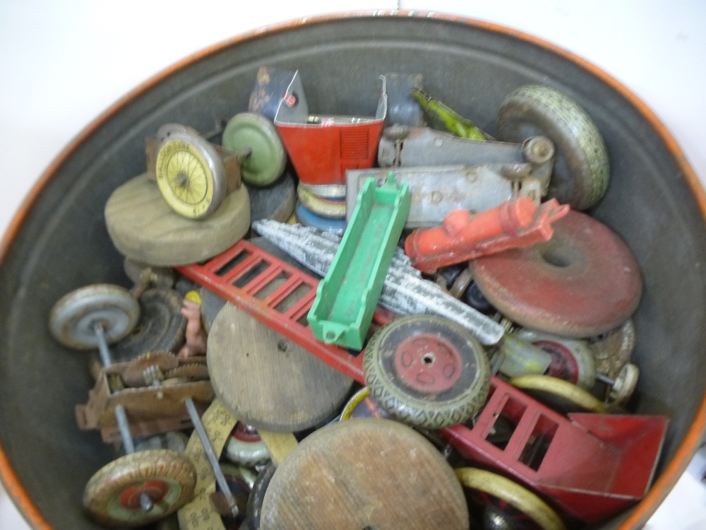 A quantity of vintage tin toy vehicles - Image 3 of 4