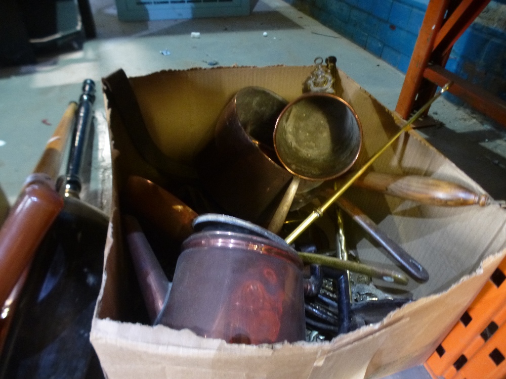 A box of brass and copper items to include bed warmer, fry pan, teapot, horse brasses, etc